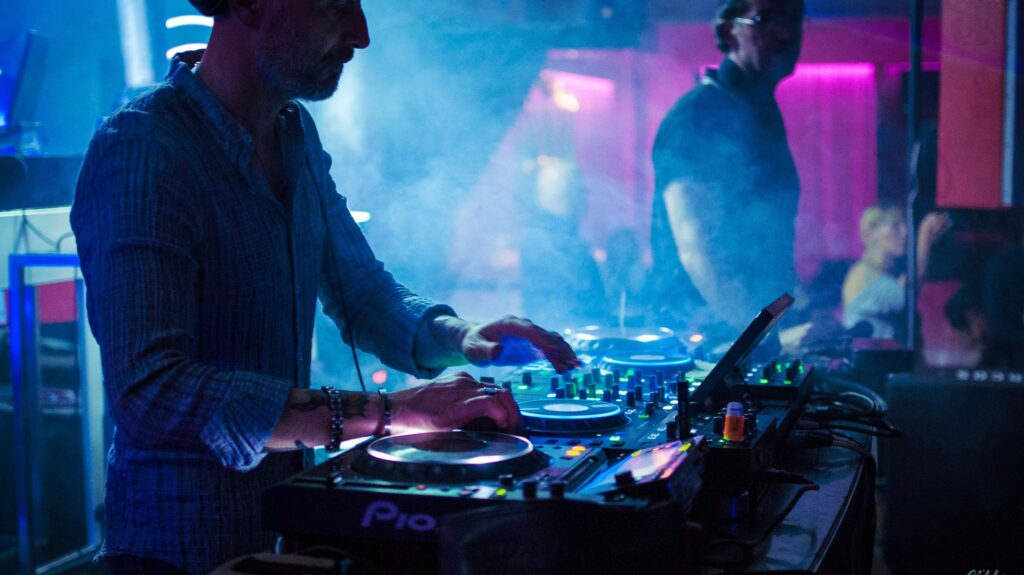 Clubs in Mainz: Dein Guide für Nachtleben, Events & Highlights 1 Clubs in Mainz: Technoliebhaber kommen voll auf ihre Kosten.