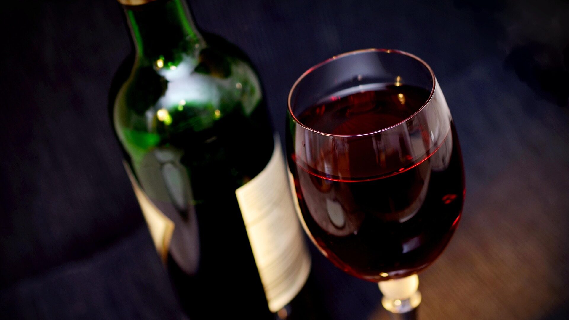 Unterhaus Mainz – Mainzer Forum-Theater und Zentrum der Kleinkunst 4 Ein Gläschen Wein aus der Region in der Pause genießen.