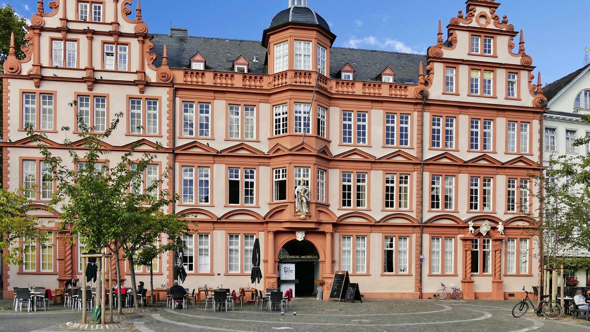 Spaziergänge in Mainz: Die schönsten Routen am Rhein, in Parks und Wäldern 3 Historischer Teil des Gutenbergsmuseum - die Ausstellung ist wegen Umbaus bis mindestens 2030 geschlossen.