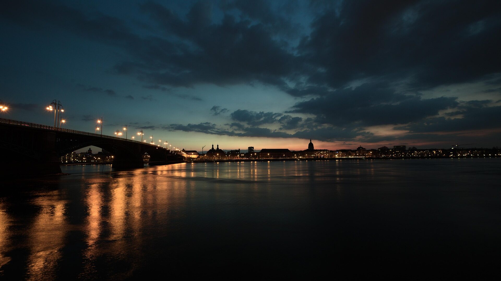 Rheinpromenade & Theodor-Heuss-Brücke