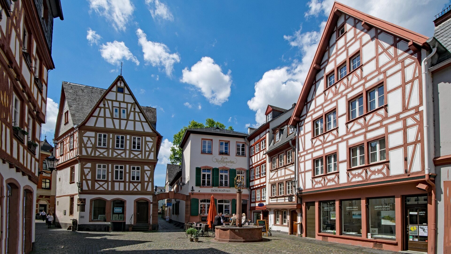 Shopping in Mainz: Die schönsten Einkaufsviertel und Tipps für Ihren Stadtbummel 2 Shopping in Mainz am historischen Kirschgarten.