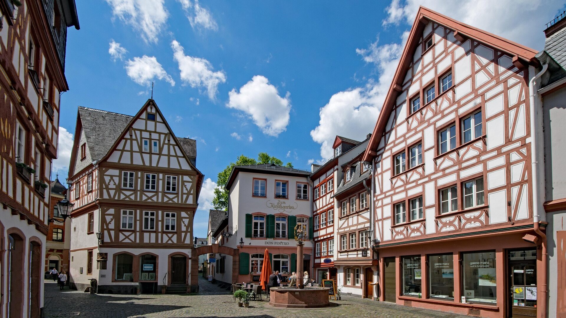 Die besten Cafés in Mainz: Unsere Favoriten für Kaffee, Kuchen & Co. 3 Nach dem Kaffee bietet sich ein Altstadtbummel an - z. B. zum Kirschgarten.