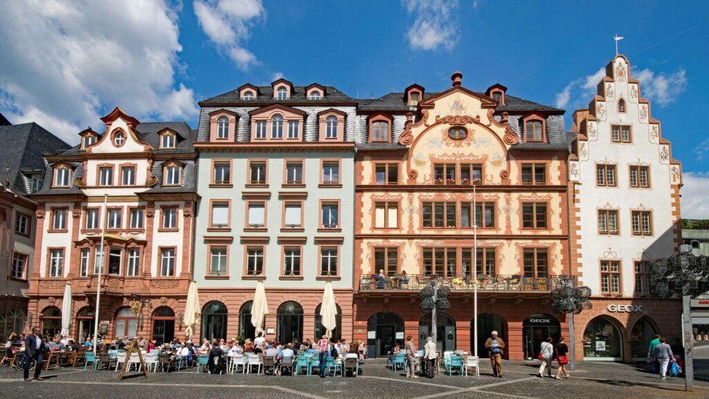 Galeria Kaufhof Mainz: Alle Infos zur Filiale in der Schusterstraße 41–45 1 Galeria Kaufhof Mainz ist nur wenige Schritte vom Marktplatz entfernt.