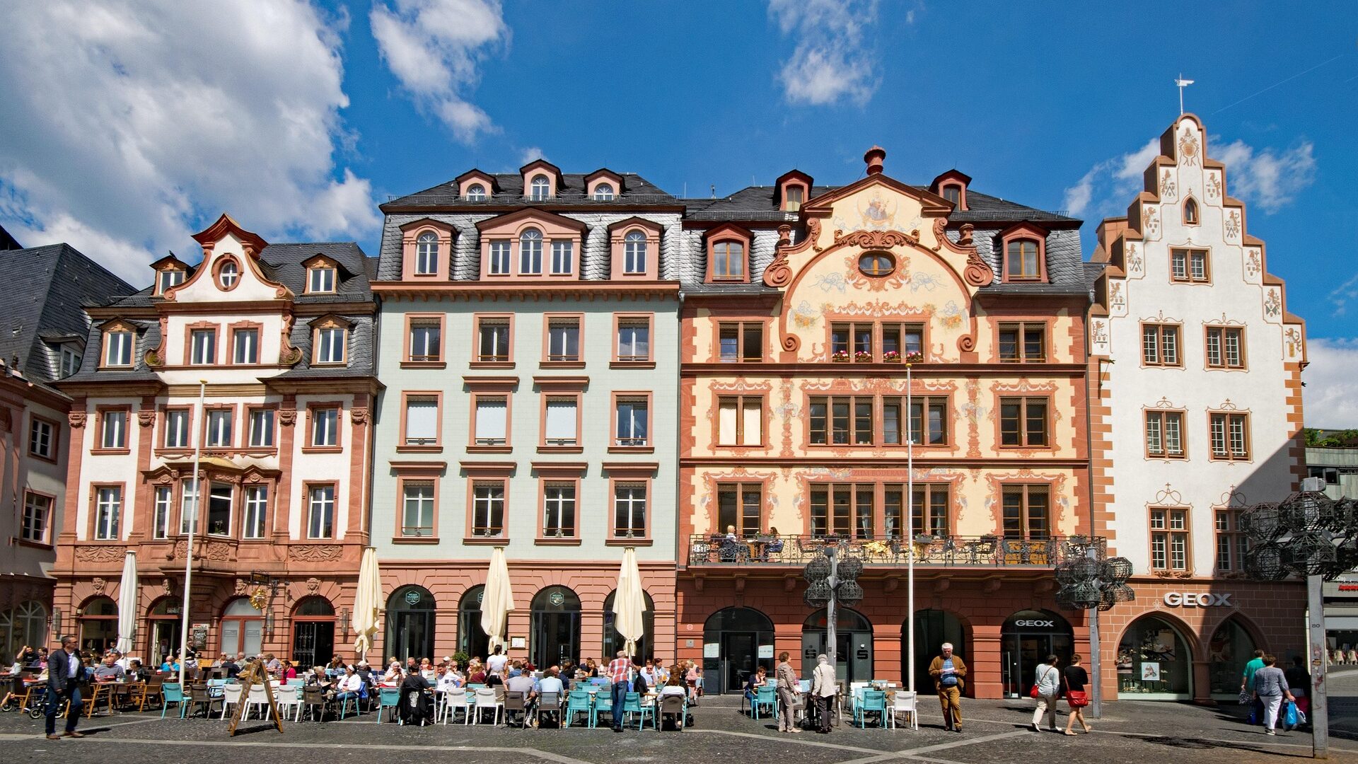 Die besten Cafés in Mainz: Unsere Favoriten für Kaffee, Kuchen & Co. 1 Die schönen Markthäuser - hier gibt es Kaffee mit Domblick obendrauf.