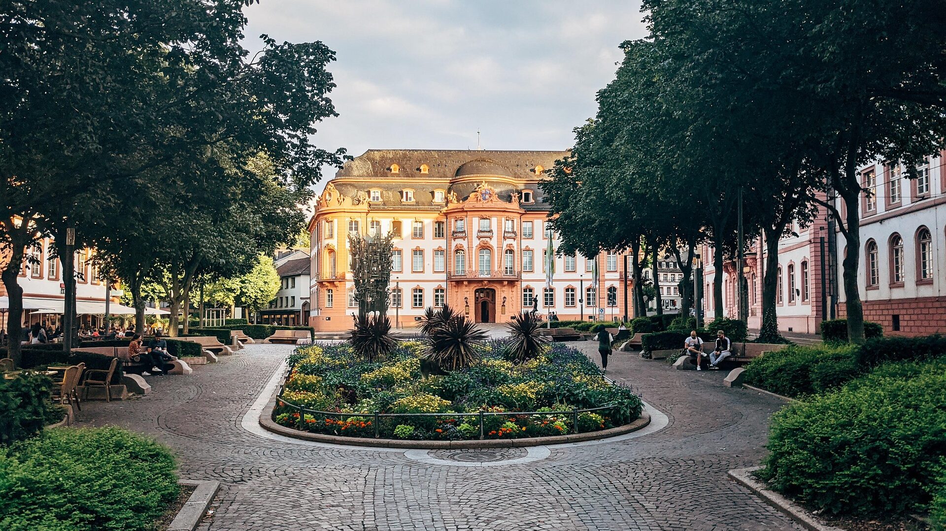 Shopping in Mainz: Die schönsten Einkaufsviertel und Tipps für Ihren Stadtbummel 1 Der malerische Schillerplatz mit Blick auf den Fastnachtsbrunnen.