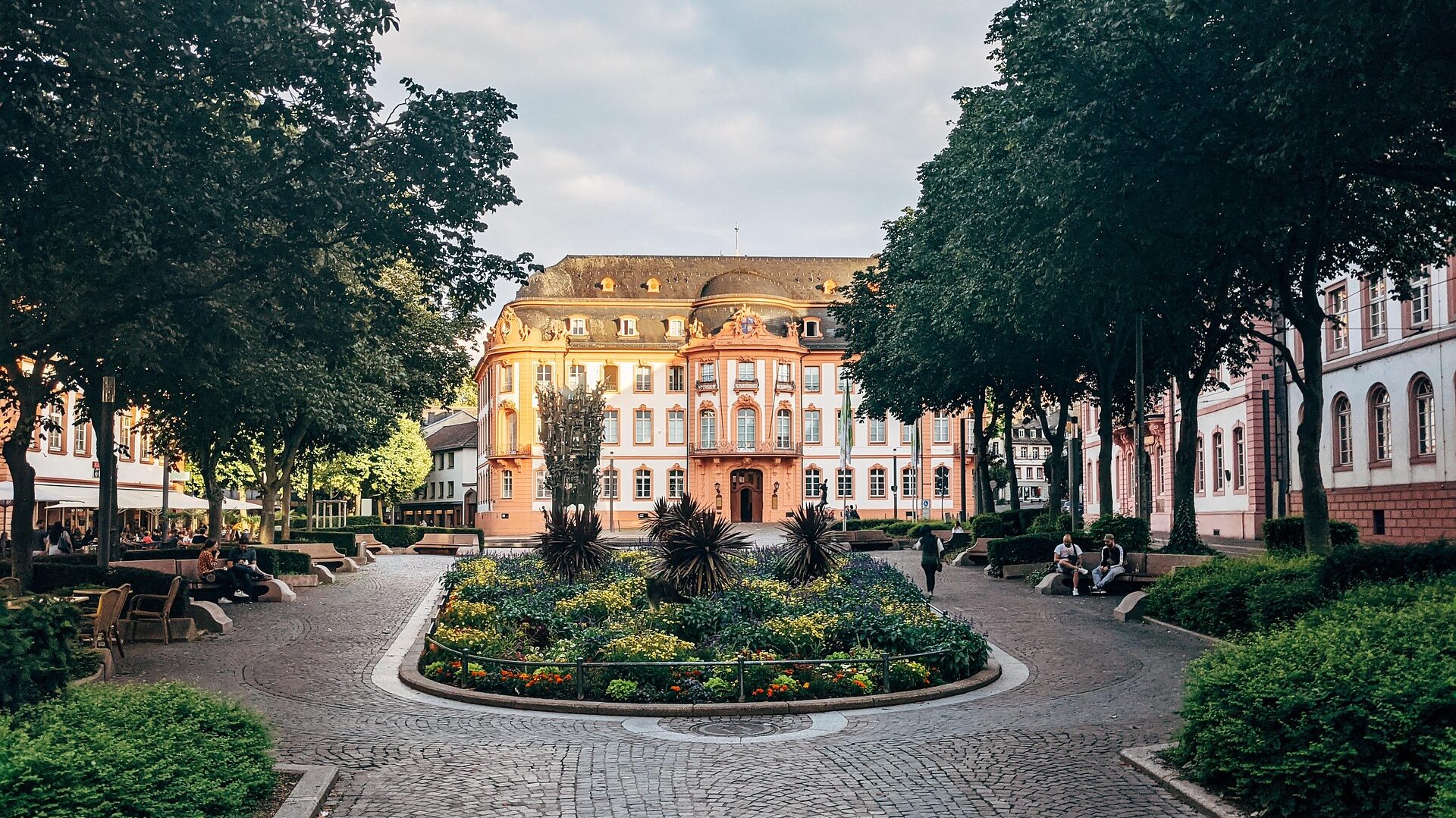 Starte deinen Altstadtrundgang am besten am schönen Schillerplatz.