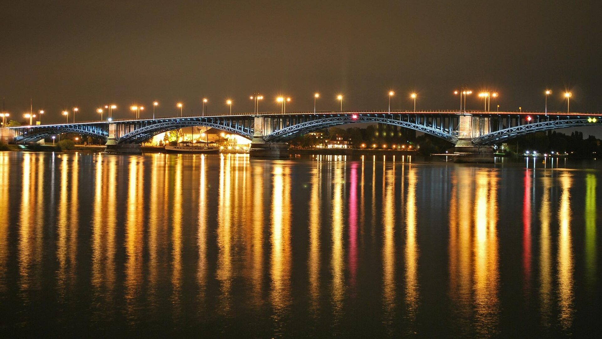 Was kann man in Mainz machen? Die besten Ausflugsziele in Mainz & Umgebung 2 Die Theodor-Heuss-Brücke bei Nacht.