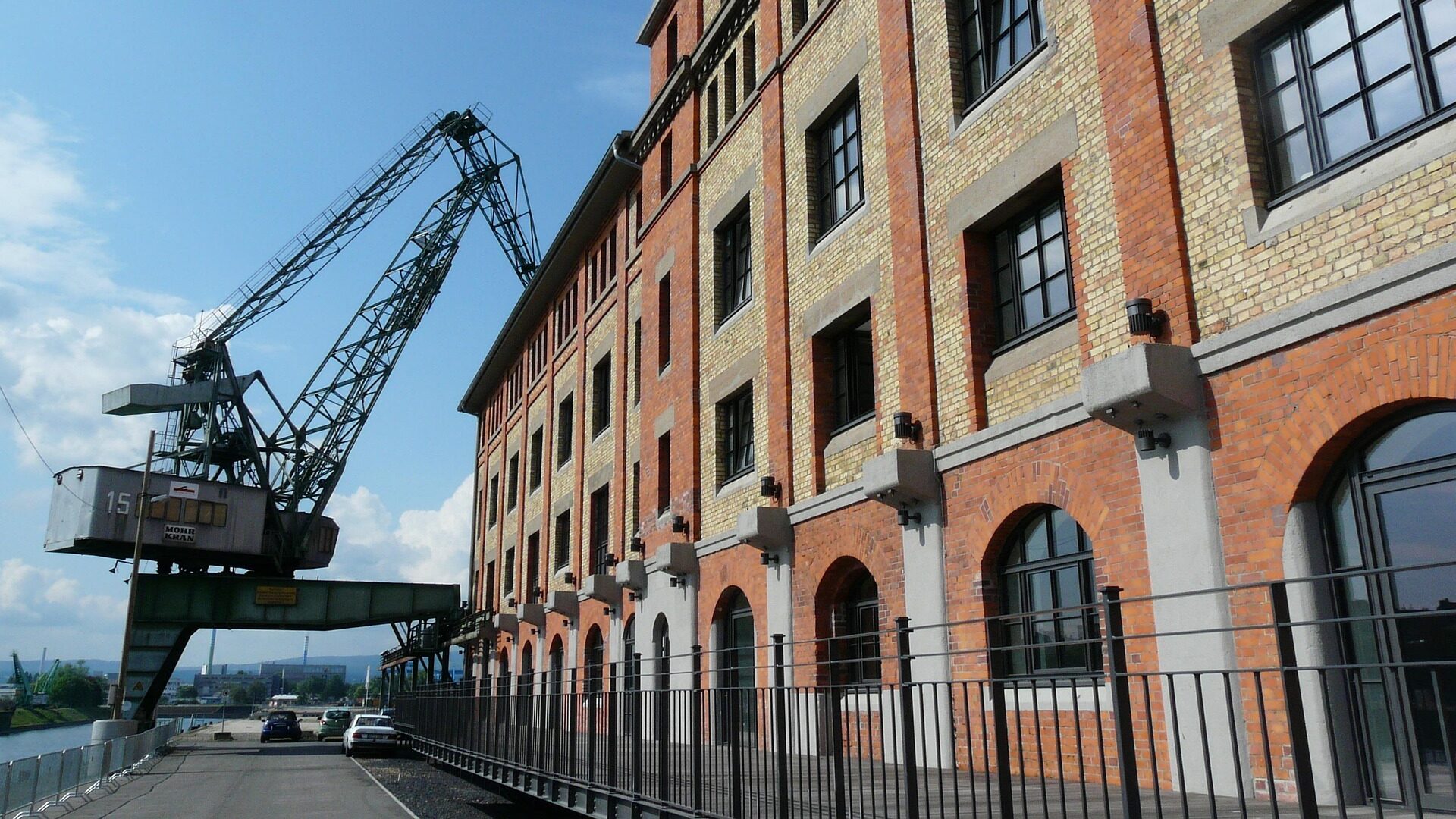 Museen in Mainz – Die wichtigsten Häuser, Ausstellungen und Tipps für deinen Besuch 3 Die Kunsthalle Mainz liegt im ehemaligen Zollhafen-Gelände - hier eins der historischen Häuser.