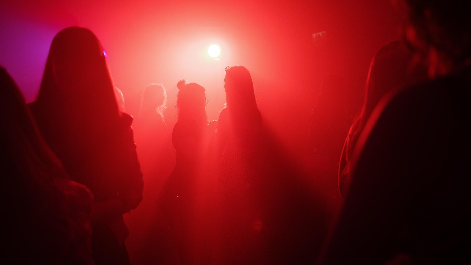 Clubs in Mainz: Dein Guide für Nachtleben, Events & Highlights 3 club rot edited