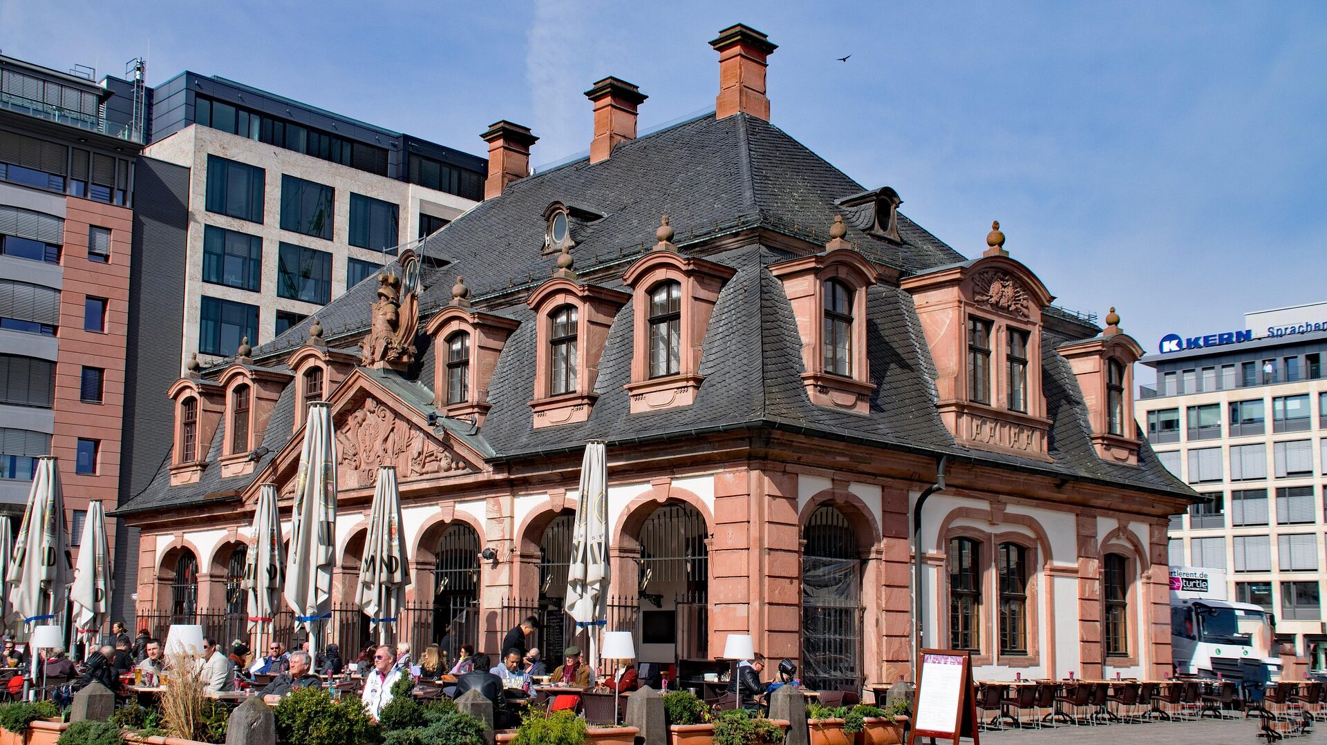 Sehenswürdigkeiten Frankfurt – Die wichtigsten Highlights der Mainmetropole 3 Nach all dem Sightseeing der Sehenswürdigkeiten Frankfurt ist es Zeit für einen Kaffee.