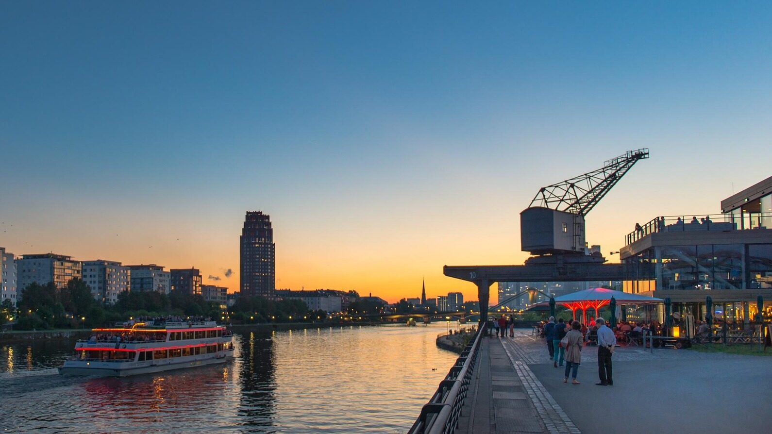 Sehenswürdigkeiten Frankfurt – Die wichtigsten Highlights der Mainmetropole 2 Den Tag am Mainufer ausklingen lassen.