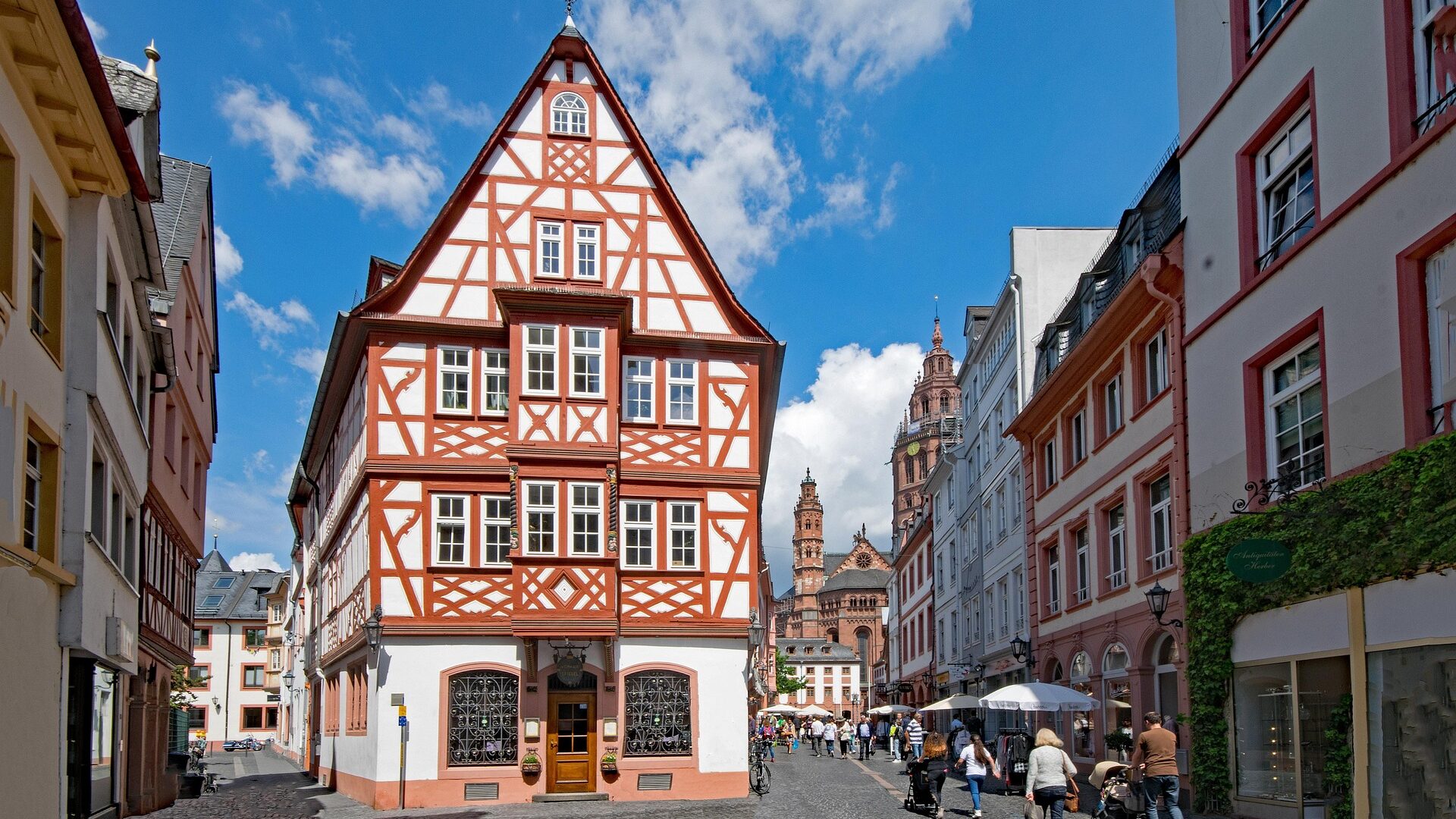 Mainzer Altstadt: Geschichte, Leben und Erlebnisse im Herzen von Mainz 3 Eine traditionelle Weinstube im schönen Fachwerkhaus.