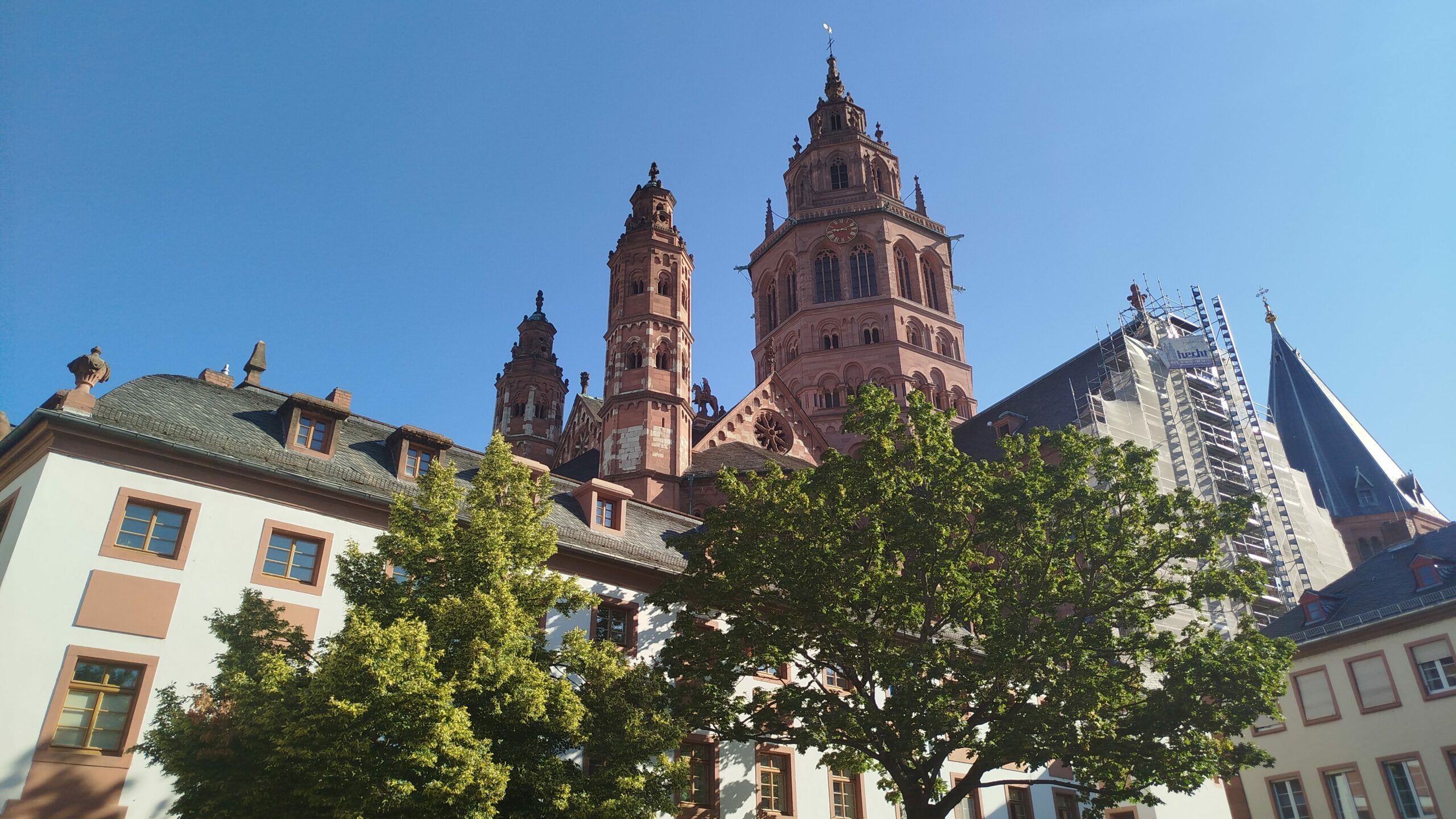 Mainzer Altstadt: Geschichte, Leben und Erlebnisse im Herzen von Mainz 1 Blick auf den Dom vom Leichhof.