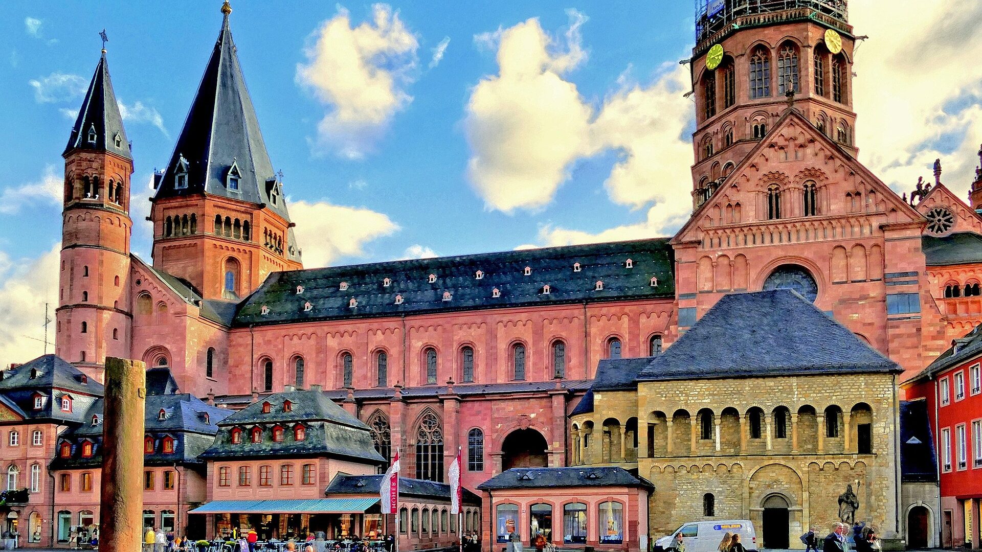 Mainz – Porträt der Landeshauptstadt von Rheinland-Pfalz 1 Das Wahrzeichen von Mainz, der Dom, vereint verschiedene Baustile.