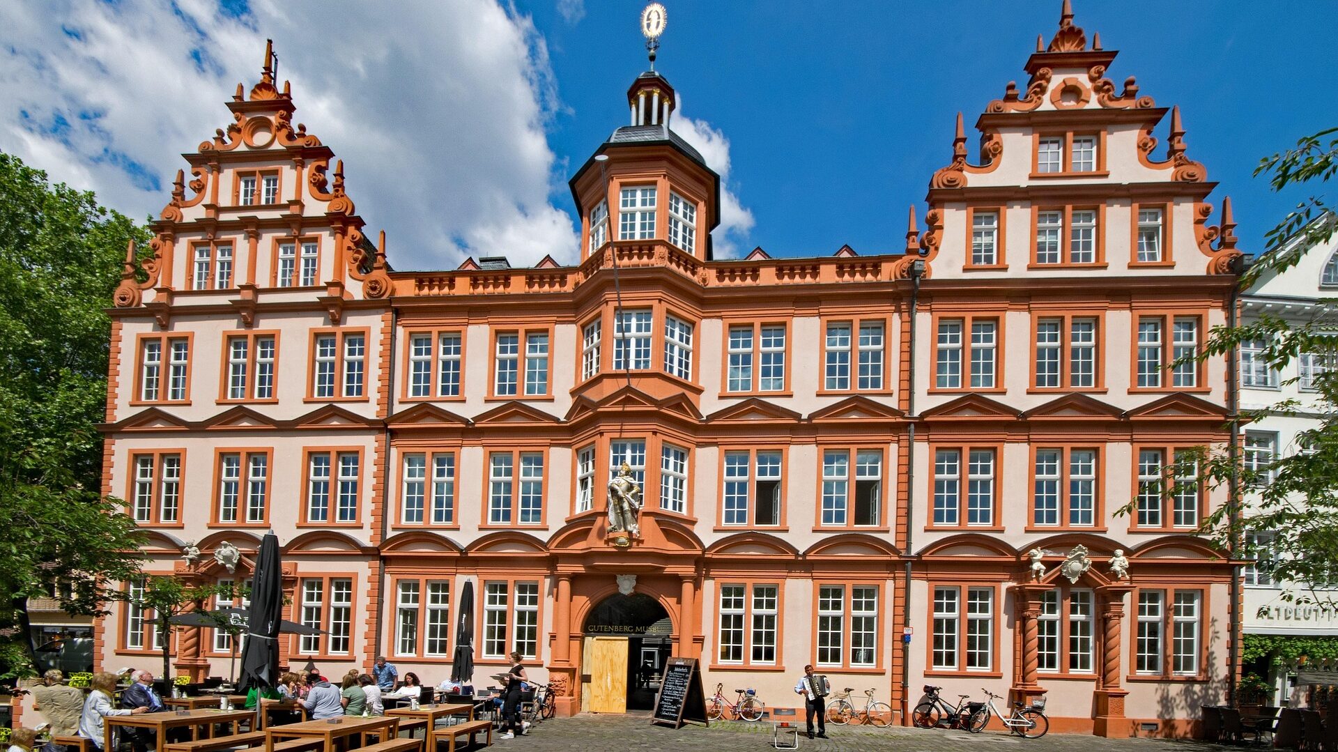 Mainzer Altstadt: Geschichte, Leben und Erlebnisse im Herzen von Mainz 2 Aus der Spätrenaissance: Der historische Teil des Gutenbergmuseums am Liebfrauenplatz.