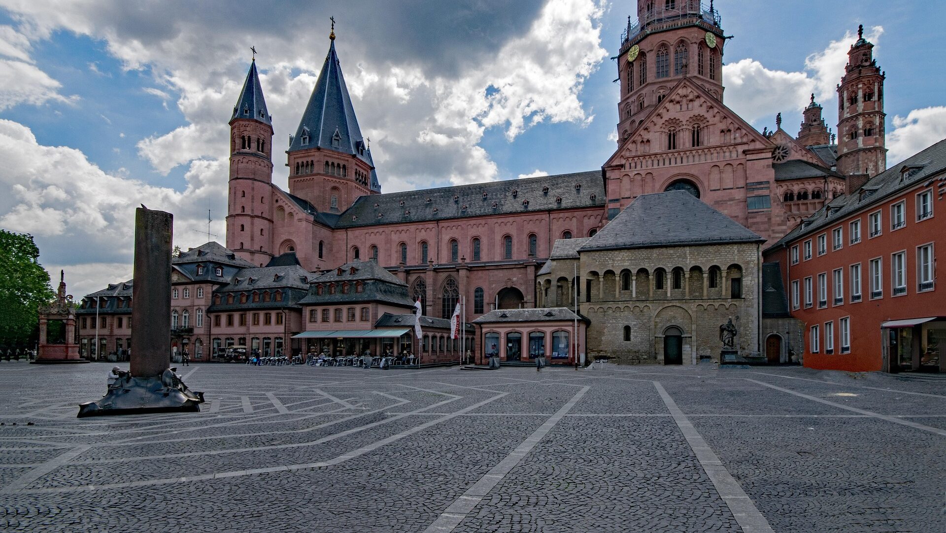 Wochenmärkte in Mainz: Mainzer Wochenmarkt & Stadtteilmärkte im Überblick 1 Der Marktplatz am Dom - hier werden bald die Markstände aufgebaut.