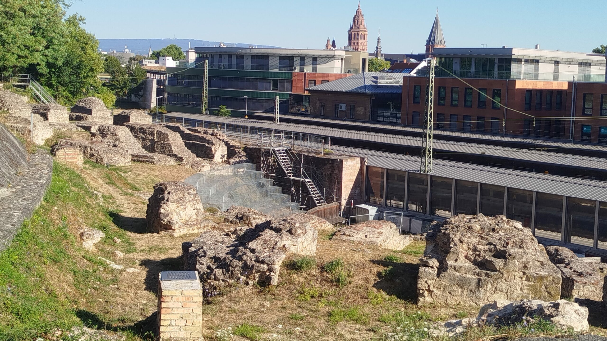 Zitadelle Mainz: Geschichte, Architektur, Veranstaltungen & Besuch 3 Die Überreste des römischen Theaters, das bis zu 10.000 Besucher fasste.