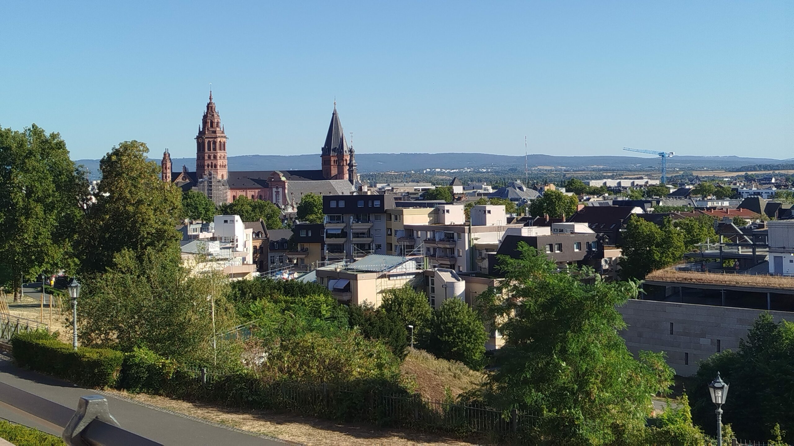 Zitadelle Mainz: Geschichte, Architektur, Veranstaltungen & Besuch 2 Freier Blick über die Altstadt bis in den Taunus von der Zitadelle.