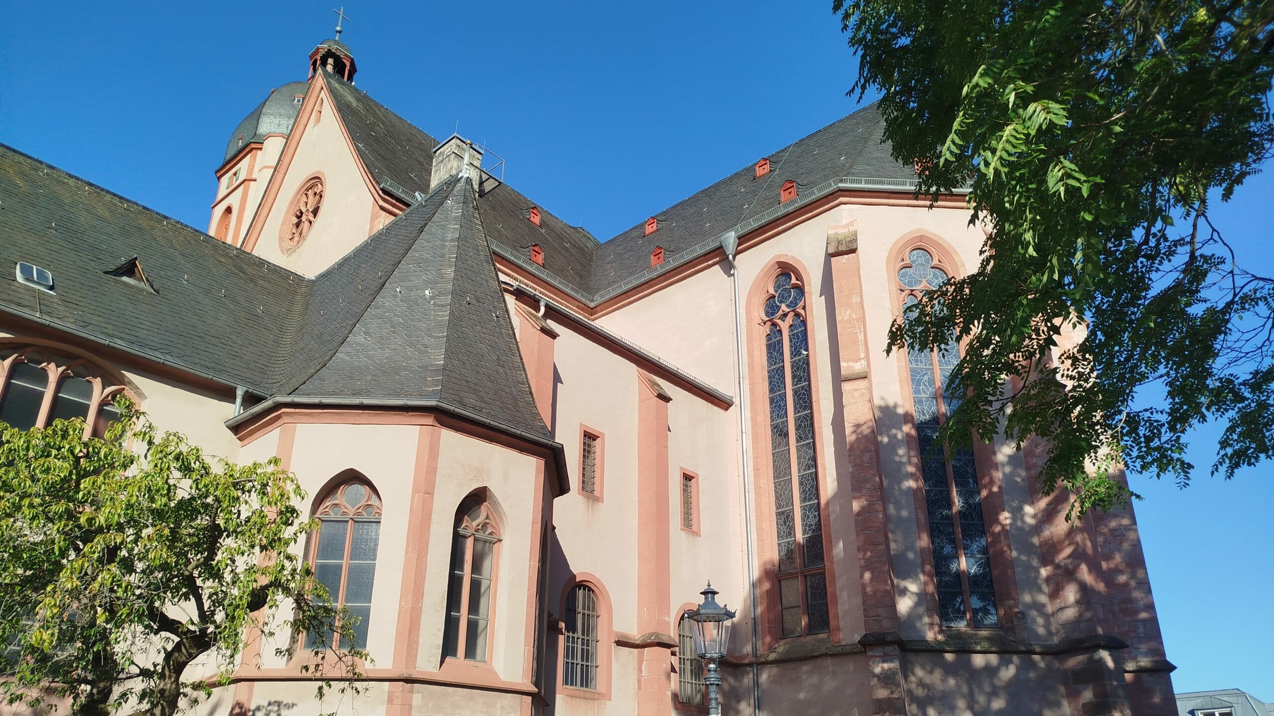 Mainz – Porträt der Landeshauptstadt von Rheinland-Pfalz 4 Außenansicht von St. Stephan mit den Chagallfenstern.