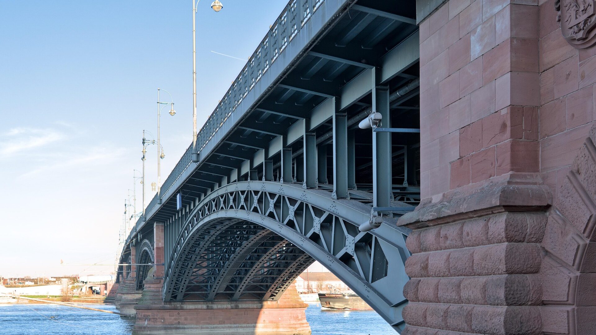 Mainz – Porträt der Landeshauptstadt von Rheinland-Pfalz 5 Die rund 500 Meter lange Theodor-Heuss-Brücke verbindet Mainz mit Hessen.