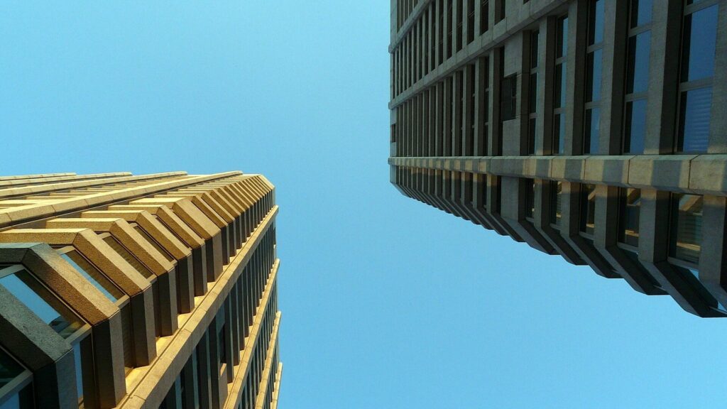 Die bewegte Geschichte von Mainz: Von den Anfängen bis heute 3 Die "Mainzer Twin Towers" - die Bonifatiustürme, modernes Wahrzeichen der Stadt.