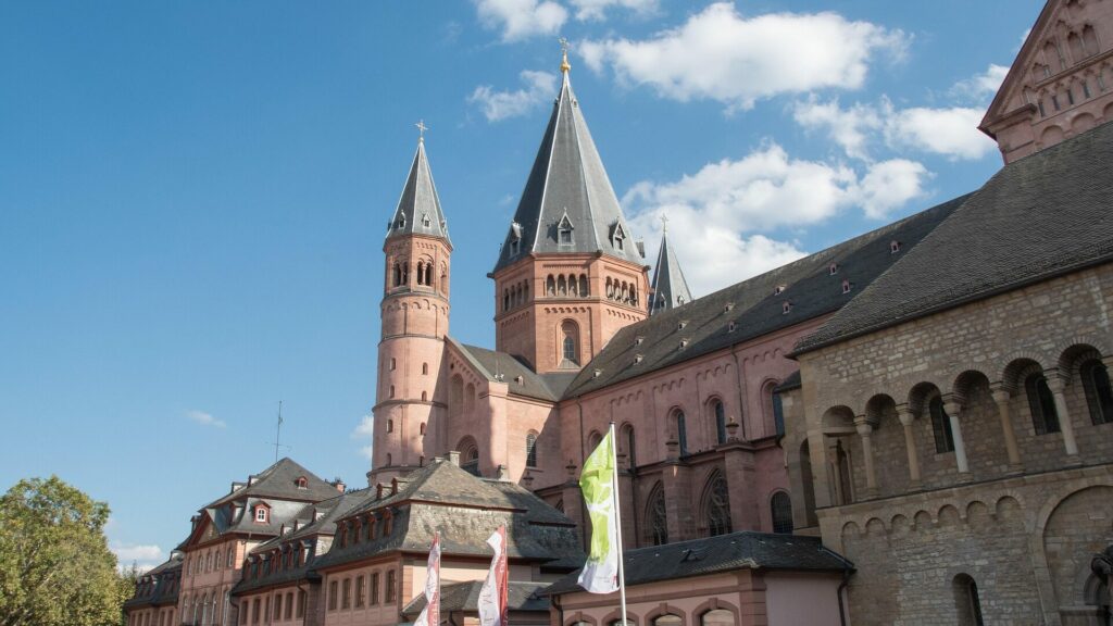 Mainzer Dom: 1000-jähriges Wahrzeichen im Herzen der Stadt 1 Blick auf den Ostturm des Mainzer Doms.