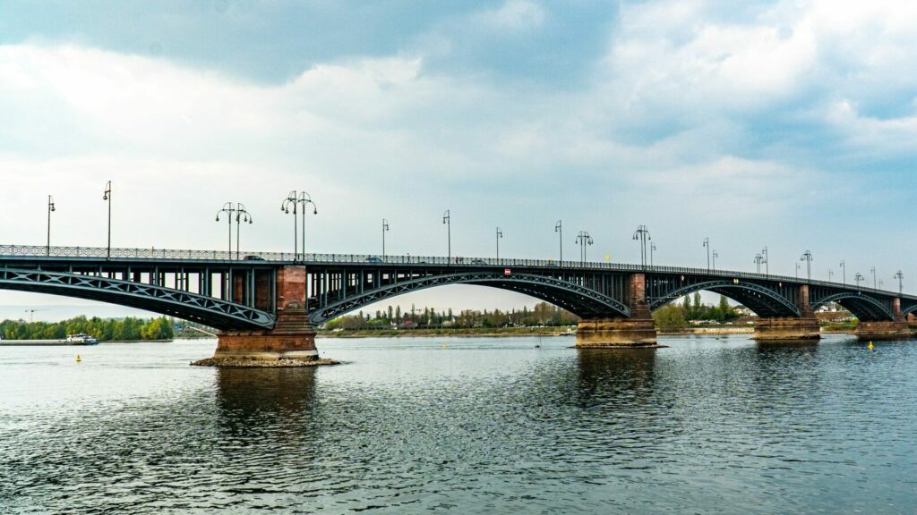 Die Theodor-Heuss-Brücke, die wichtigste Verbindung zwischen der links- und rechtsrheinischen Seite.