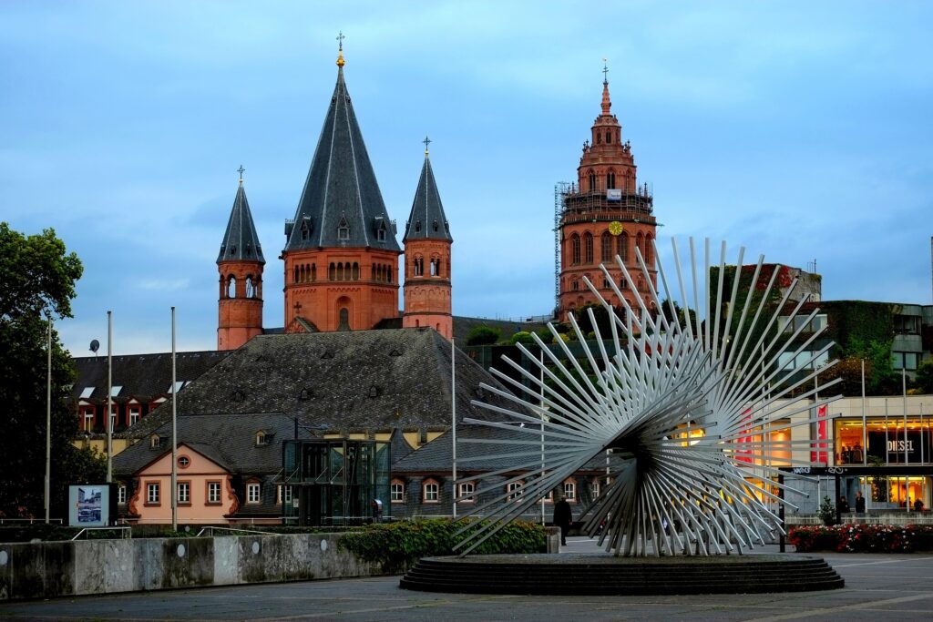Mainzer Dom: 1000-jähriges Wahrzeichen im Herzen der Stadt 3 rathausplatz blick auf dom und brand