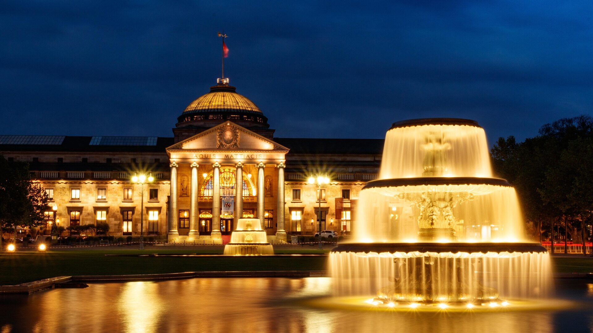 Das Rhein-Main-Gebiet - Die 10 Top Ausflugsziele & mehr 2 Wiesbadener Kurhaus bei Nacht.