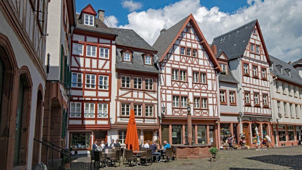 Die bewegte Geschichte von Mainz: Von den Anfängen bis heute 2 Von der Geschichte von Mainz zeugt unter anderem die Altstadt mit dem "Kirschgarten".